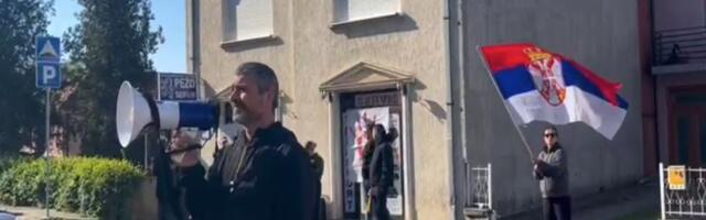 VIDEO: Inđijci megafonima budili Novosađane koji idu na Vučićev miting, ispratili ih povicima