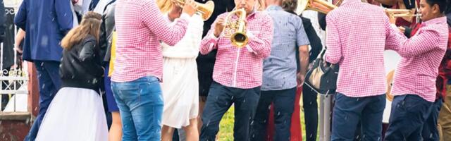 SVATOVI NAPRAVILI HAOS, POPILI ŽESTOKE KAZNE! Zaprepašćujuća scena u Višnjici tokom svadbe, morala da reaguje policija - Evo šta je razlog