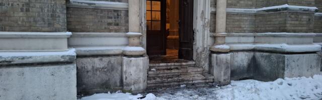 Požar na vratima katoličke crvke Svetog imena Marijina u Novom Sadu, sumnja se da je podmetnut