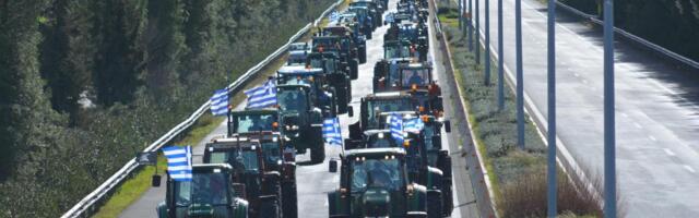 GRČKI POLJOPRIVREDNICI POKRENULI BLOKADU GLAVNIH AUTOPUTEVA NA 48 SATI! Traktori poređani duž ključnih ruta širom zemlje (FOTO)