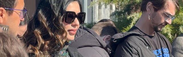 Tanja Savić stigla na pomen Saši Popoviću pred kraj opela: U tišini prišla grobu, evo ko joj je pravio društvo