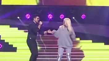 NIJE MOGLA DA MU ODOLI: Nikola Ðurić usred nastupa pozvao Daru Bubamaru na scenu, usledio neviđeni haos (VIDEO)