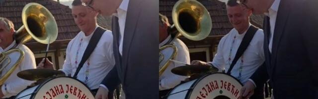 Vučić postao muzičar? (VIDEO)
