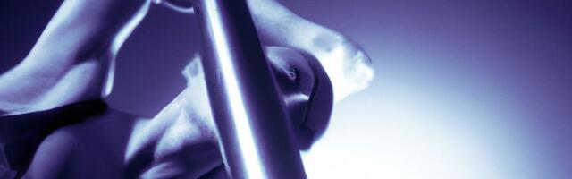 Plesačica oko šipke dobila otkaz, pa prebila menadžera kluba - šipkom!