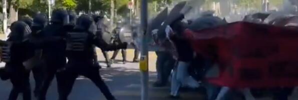 POGLEDAJTE NEREDE U CIRIHU! Demonstranti nasrću na policiju, izbio haos! (VIDEO)