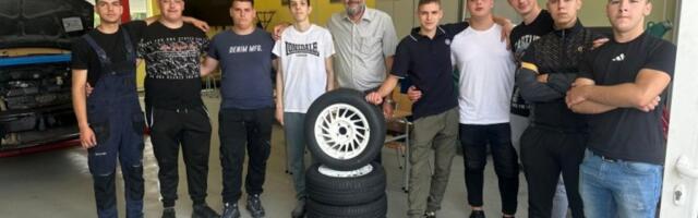 GEST OVIH MATURANATA VIDELA JE CELA SRBIJA! Razrednom starešini kupili gume za auto: "Hteli smo da mu kupimo juga, ali..." (FOTO, VIDEO)