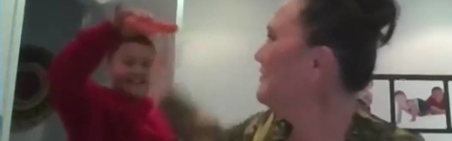 Ministarka je davala intervju preko Zuma kad joj je sin uleteo u sobu i zbog onoga što je držao u rukama svi joj se smeju
