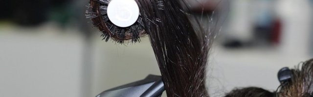 Kosa vam izgleda zamršeno i suvo nakon feniranja? Verovatno pravite ove greške!