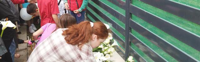 Đaci iz Novog Pazara odali počast nastradalim vršnjacima iz Beograda