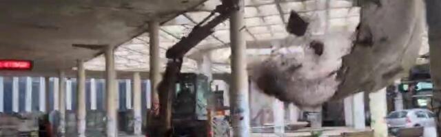 N1 OBJAVIO LAŽNU VEST I ŠIRIO PANIKU MEĐU GRAĐANIMA: Plafon u Bezistanu se nije obrušio, ovo je istina (VIDEO)