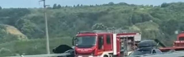 STRAŠNE SCENE na mestu udesa: Ograda prošla kroz auto, dvoje izgubilo život (FOTO)
