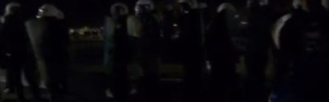 NEREDI U SOLUNU ZBOG NOVIH KORONA MERA: Demonstranti gađali policiju kamenjem, pa zasuti suzavcem (VIDEO)