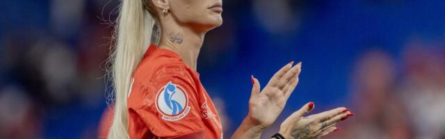 ZANOSNA ALIŠA SKINULA SVE! Najprovokativnija fudbalerka sveta pozirala samo u farmerkama: Gola do pojasa, rukama skrivala grudi! (FOTO)