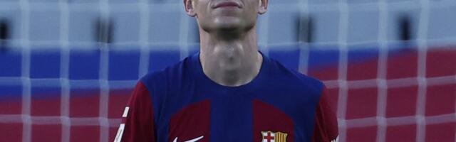 Barselona slavila u Super kupu, a De Jong "zaradio" jedan od najbrutalnijih crvenih kartona ikada