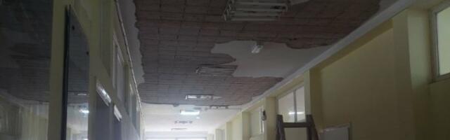 Ništa od povratka u školu, đaci prelaze na onlajn nastavu - otpao plafon (VIDEO)