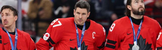 "Čestitamo, izvolite lasicu!"  Kanadski hokejaši dobili plišane igračke da ublaže bol zbog izgubljenog zlata - i da, neugodno je koliko i zvuči! /VIDEO/