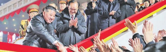 Ким Џонг Ун у једној руци држи маслинову гранчицу, у другој ракету