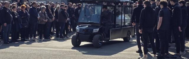 "Mnogo ćeš nam faliti": Sahranjena Neda, porodica i drugarice nastradale tinejdžerke ne mogu da sakriju bol  (FOTO/VIDEO)