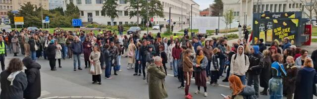 Sednica novosadskog parlameta: Odbornici odlučuju o ukidanju prostora Akademiji umetnosti, studenti izašli na protest (VIDEO)