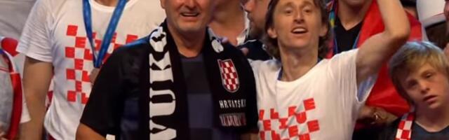 Pogledajte sramotu sa aerodroma u Zagrebu: Ovako navijači Hrvatske uz Tompsona dočekuju fudbalere sa SP