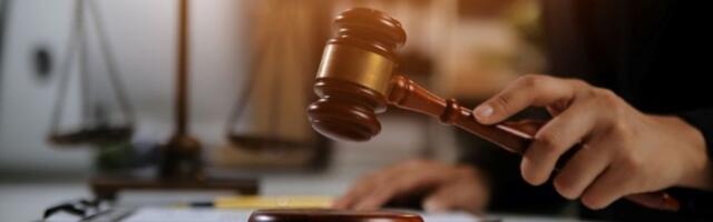 Pijan sekirom razbio 12 televizora u kladionici i pretio policajcima