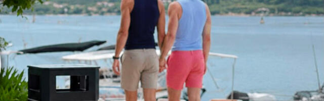 A, viđi ovo! LGBT kruzer uplivao u Tivat, prolaznici u čudu posmatrali parove koji se drže za ruke! (VIDEO)