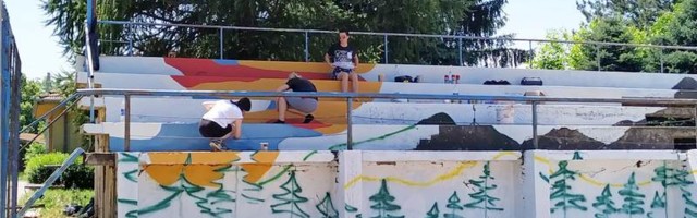 PRIMER ZA UGLED: Mladi Vučjanci posle čišćenja Vučja košarkaški teren ulepšali muralima