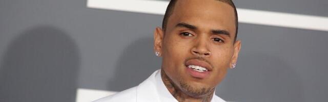 Kris Braun silovao devojku, pa tražio da popije pilulu