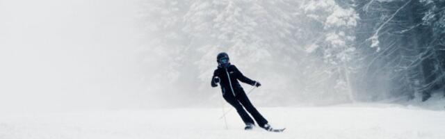 SKIJAŠ SE SPUŠTAO NIZ STAZU A ZA ONDA GA POJURIO ČOPOR PASA I UGRZAO ZA NOGU: Dramatičan snimak sa Kopaonika!