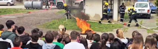 PARAĆINSKI VATROGASCI I CRVENI KRST U ZAJEDNIČKOJ AKCIJI: Pokazna vežba evakuacije za učenike (FOTO)