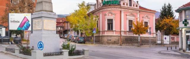 Uletela u kafanu i mužu prosula rakiju u lice - izrečena joj zabrana prilaska