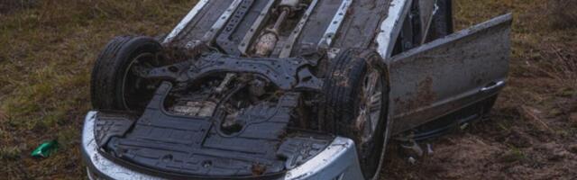 AUTOMOBIL SLETEO SA PUTA I PREVRNUO SE NA KROV! Jeziva nesreća kod Žablja! (FOTO)
