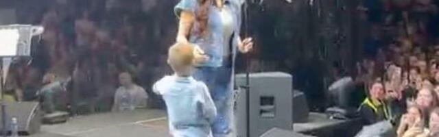 Ceca izvela unuka na binu, zapevali zajedno veliki hit! Publika oduševljena, mali Željko ne skida osmeh s lica