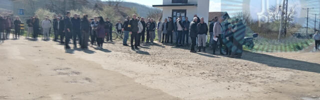 U Rudaru meštani sami finansirali asfaltiranje pre nekoliko decenija, iskopali im ullice izvođači radova na kanalizacionoj mreži i dve godine gaze rupe