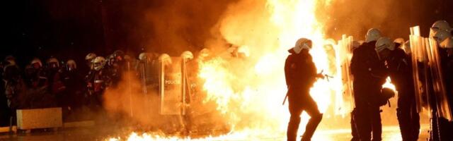 (FOTO/VIDEO) Gori Tirana! Bukti rat između policije i demonstranata: Molotovljevi kokteli lete na sve strane, situacija je kritična