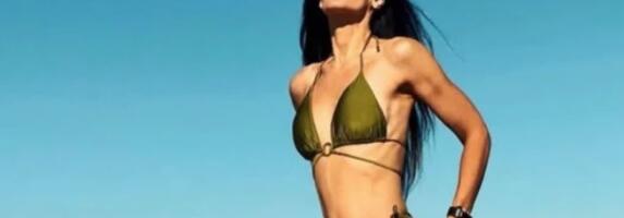 DEVEDESETIH JE BILA U JEKU POPULARNOSTI, A ONDA NESTALA Pevačica se skinula i pokazala kako izgleda u bikiniju u 47. godini: O ovom skandalu se još uvek priča