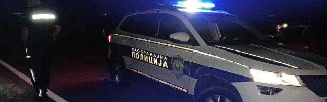 AUTOMOBIL SLETEO SA PUTA, PRIKOLICA PREPREČILA CEO KOLOVOZ Saobraćajna nezgoda kod Zaječara, niko ne može da prođe