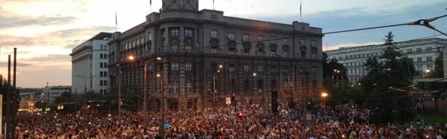 Šesti protest u slikama: Ponovo veliki broj ljudi na ulicama