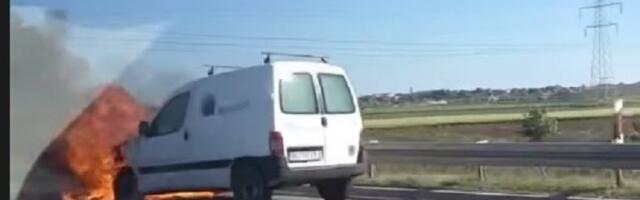 Zapalilo se vozilo na auto-putu Miloš Veliki (FOTO)
