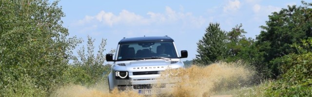 Stari i novi Land Rover Defender u terenskom nadmetanju (VIDEO)