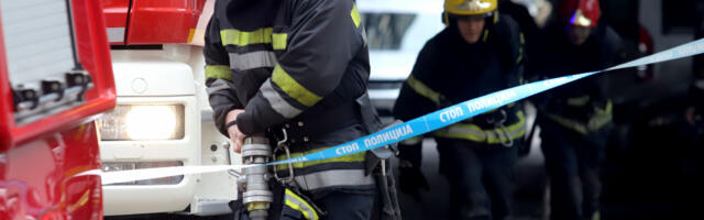 TROJE POGINULO, TROJE TEŠKO POVREĐENO U NESREĆI KOD BEČEJA Vatrogasci seku vozila da izvuku tela