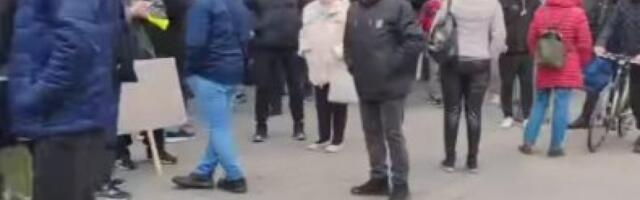 OKUPILA SE ŠAKA JADA BLOKADERA: Došli da blokiraju skupštinu grada Valjeva! (FOTO)