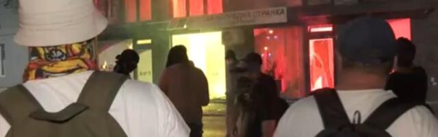 Zapaljene prostorije SNS u Valjevu