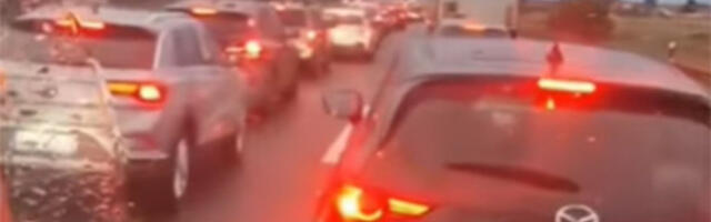 HAOS NA PUTEVIMA! Čeka se u kolonama i po šest sati