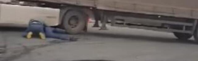 SVAĐA PRERASLA U MAKLJAŽU - JEDAN LEŽI, DRUGI KLEČI I UDARA GA: Vozači rvanjem ZAUSTAVILI SAOBRAĆAJ u Novom Sadu