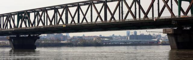 Skandalozno ponašanje čoveka na Pančevačkom mostu: Pogledajte šta je bacio u reku