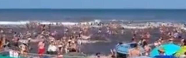 OPŠTI HAOS NA PLAŽI: Meteo-cunami iznenada pogodio obalu, kupači u PANICI POČELI DA BEŽE! (VIDEO)