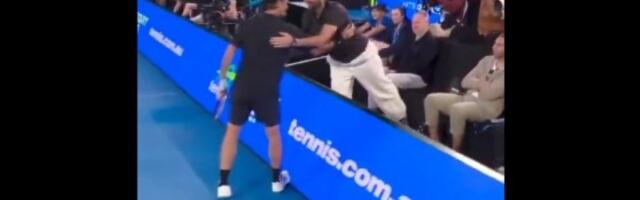 Federer video Novaka i prekinuo meč: Odmah otrčao da ga zagrli (VIDEO)