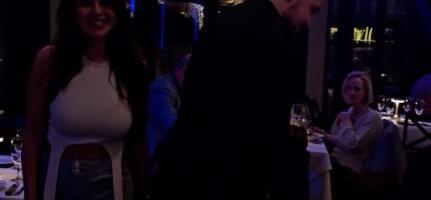 AZRI STIGAO VAŽAN GOST U AMERIKU: Isplivali trenuci iz luksuznog restorana, ona u krop majici i farmerkama pokazala telo 8 meseci posle porodjaja (FOTO)