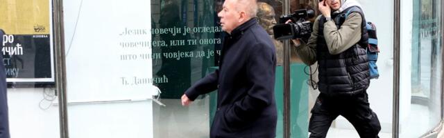 MEGAEKSKLUZIVA: Prpa bato! Ispred Rektorata i Đokićev intimus - došao da pomogne pajtosu (FOTO)